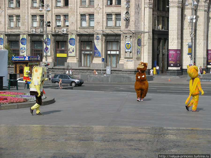 вот такие персонажи прогуливаются по Майдану и пристают к туристам, настойчиво предлагая сфотографироваться с ними. Хотя с другой стороны не от хорошей жизни наверно они так зарабатывают на жизнь... Киев, Украина