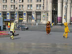 вот такие персонажи прогуливаются по Майдану и пристают к туристам, настойчиво предлагая сфотографироваться с ними. Хотя с другой стороны не от хорошей жизни наверно они так зарабатывают на жизнь...