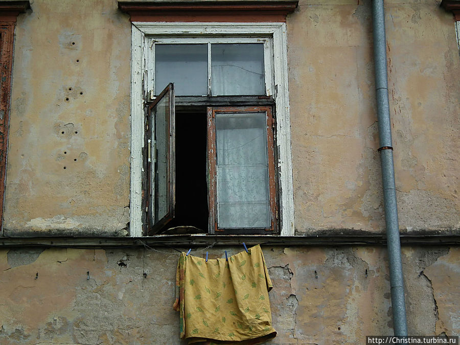 За этим окном жизнь со своими заботами ...  из разряда, кто пойдет за Клинским. Рига, Латвия