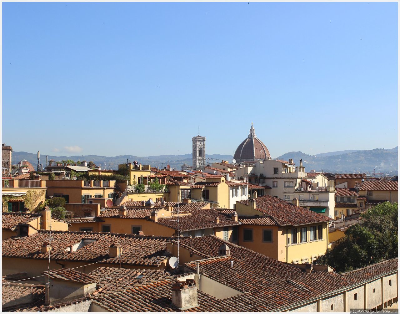 Вид с окна галереи на Флоренцию Флоренция, Италия