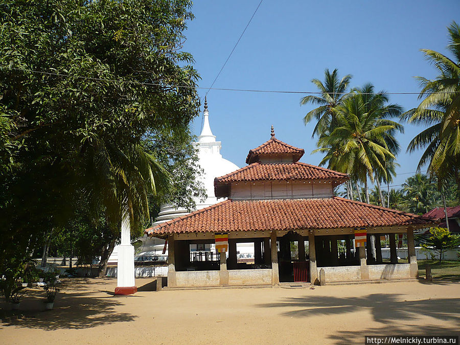 Маленький храм в окрестностях Калутары Калутара, Шри-Ланка
