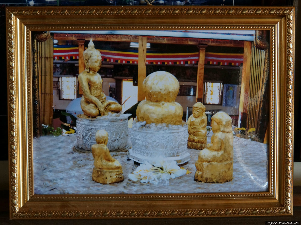 Здесь же в пагоде есть фотография — какими были фигурки до обклеивания. Озеро Инле, Мьянма