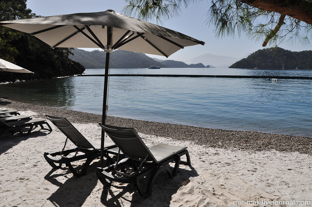 Этот пляж действительно секретный, так как расположен в живописной бухте и надежно укрыт от посторонних глаз. Турция