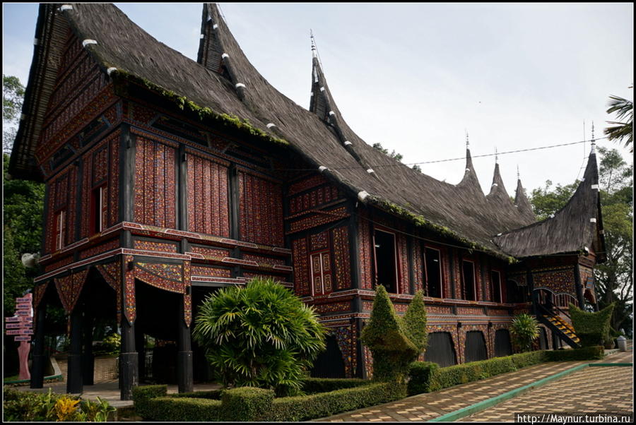 Здание   музея. Букиттинги, Индонезия