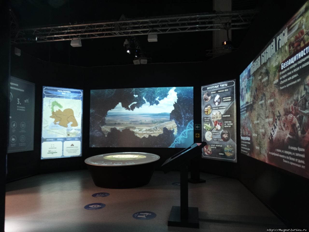 Каждое изображение меняется в зависимости от выбранного  вами. Можно застыть у любого стенда и смотреть все события, связанные с первоначальным изображением.