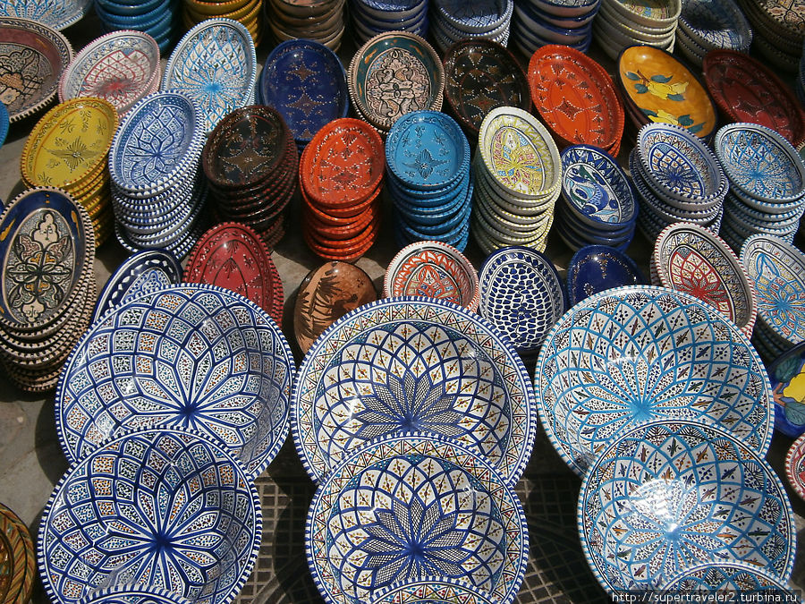Традиционная посуда выставлена на мостовой на продажу Сусс, Тунис