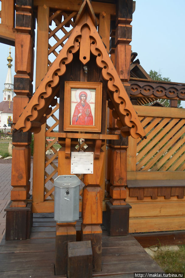 Образ Святой Анастасии у входа в мемориал. Мариинск, Россия