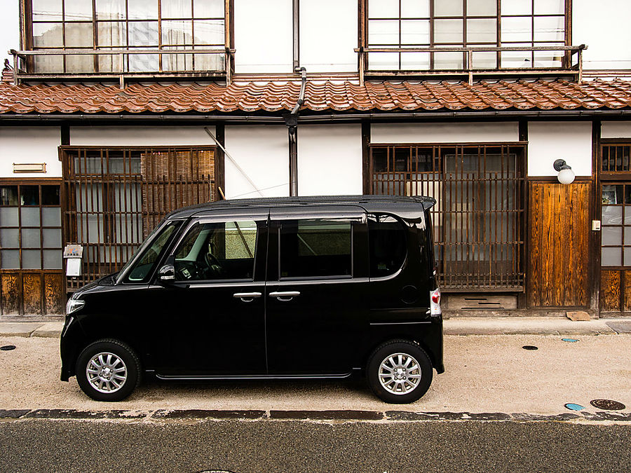 Не устаю радоваться (после Америки) размерам японских машин. Когда-нибудь я сяду на такую машину и поеду по закоулкам, куда не ходят даже автобусы.