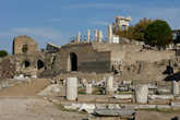 Акрополь.   Верхняя   терраса.   Внизу   видны   остатки  колонн  от   святилища   Артемиды.