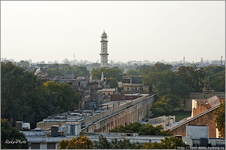 Вдалеке — Минарет Кутаб-Минар — это самая высокая точка города. На него мы также заберемся, чтобы посмотреть на Джайпур...
* Джайпур, Индия