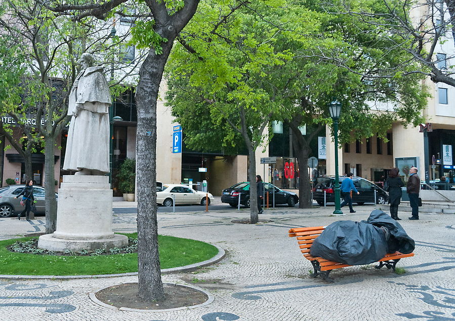 А этот совсем окуклился. Но ему никто не мешает, как и он сам.