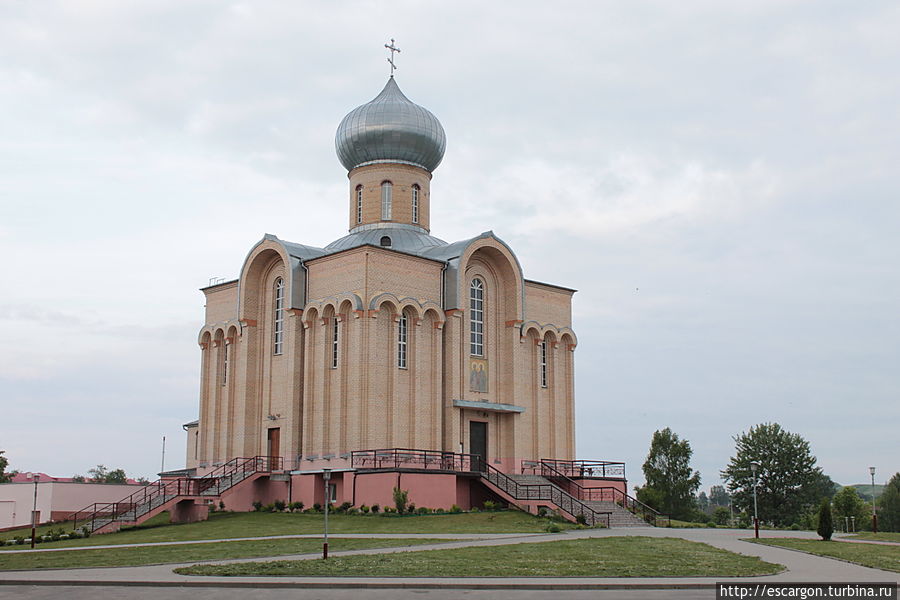 А этот храм  — собор Святого Петра и Павла — совсем новый.

Но расположение довольно удачное на горочке. Волковыск, Беларусь