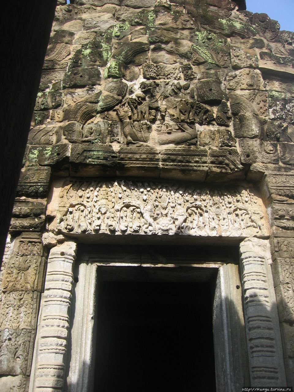 Резной тимпан в храме Пре