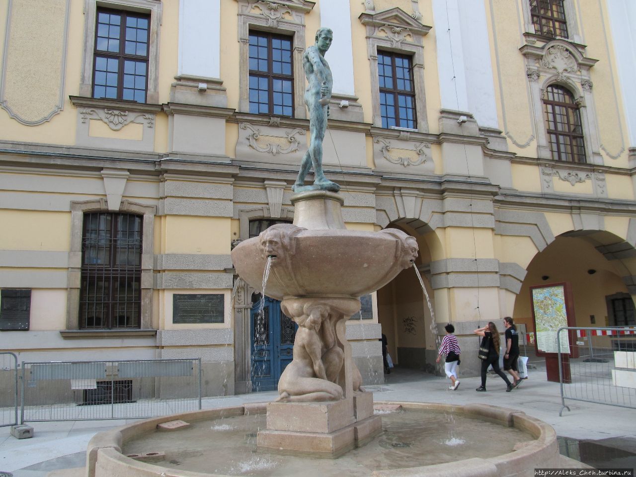 Фонтан с Фехтовальщиком (Fontanna z Szermierzem) на Университетской площади – один из символов Вроцлава Вроцлав, Польша