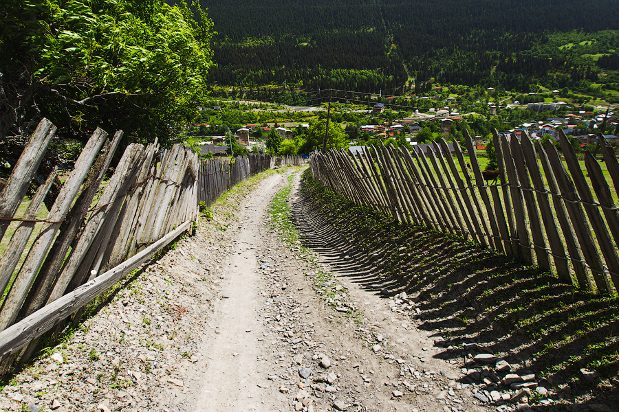 В этот день мы собирались подняться к озеру Корульди, расположенному на высоте 2740 м. Но как-то очень долго собирались и вышли только во второй половине дня, а набор высоты 1300 м и спуск назад всего за вечер — это нехило:) Дорога сразу уходит круто вверх. Каких-то 10 минут и Местиа уже далеко внизу.