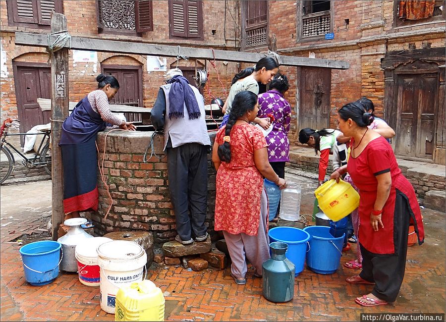 Основной массе  жителей приходится ходить за водой к большим круглым колодцам, у которых толпятся в основном женщины Бхактапур, Непал