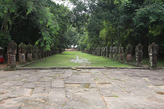 Каменные ограждения моста, ведущего к храмовому комплексу Пре-Кхан