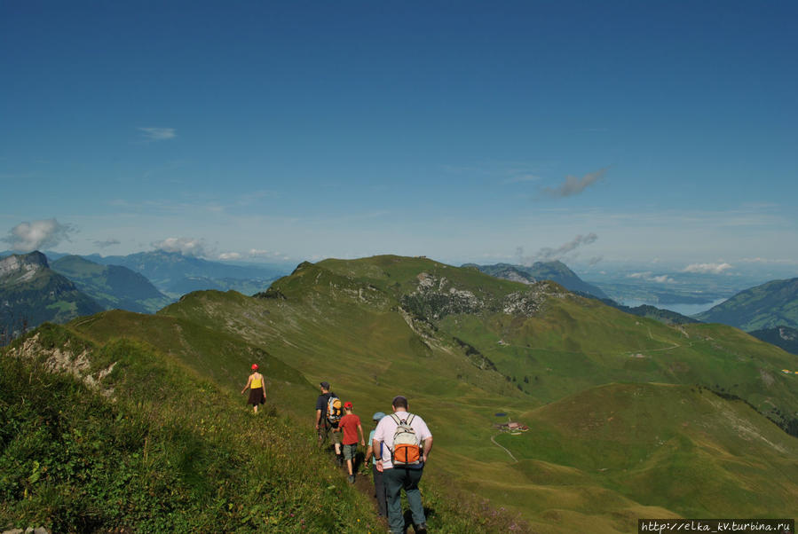 Туристы уходят от Клингенштока до Фрональпштока, тропа идет по гребню горы Бруннен, Швейцария