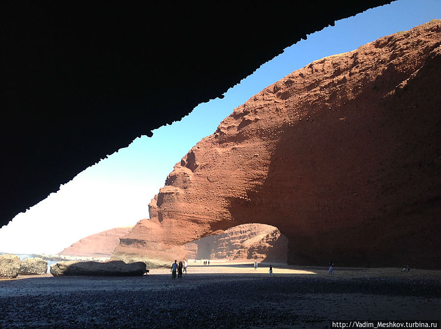 Песчаные арки невообразимых форм на пляже Легзира. Область Сус-Масса-Драа, Марокко
