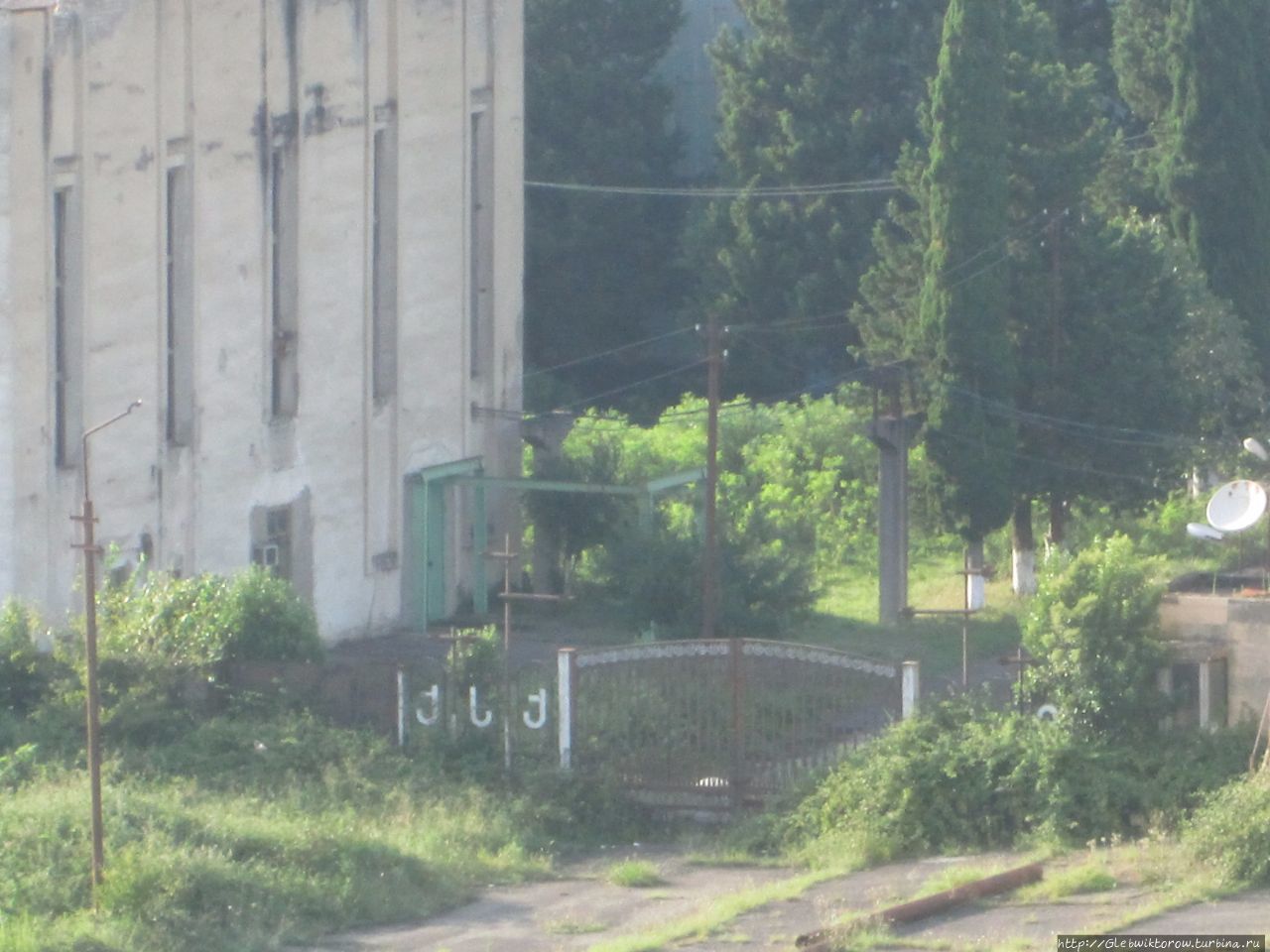 Смотровая площадка в доме напротив проходной КАЗа Кутаиси, Грузия