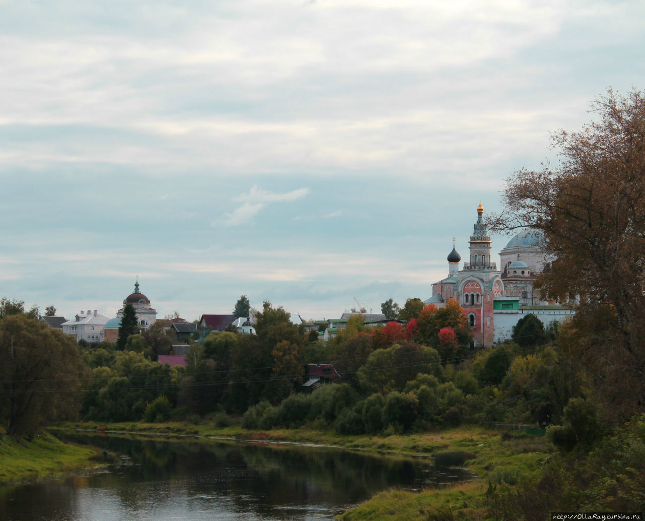 Река у подножия Борисоглебского монастыря и Воскресенской церкви (1779г). Торжок, Россия
