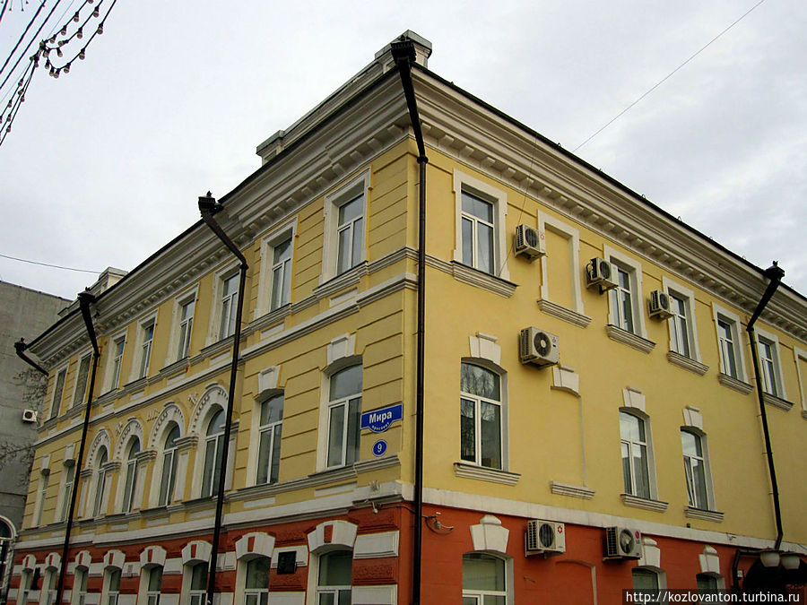 Дом № 9 — усадьба купца И.Я.Суханова, позднее — ремесленное училище, а ныне — арбитражный суд.