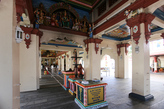Храм Шри Мариамман Тэмпл. Интерьер храма с видом на главный алтарь. Фото из интернета