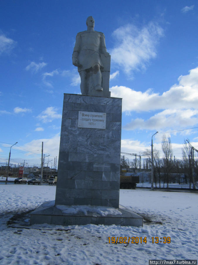 Надпись на монументе гласит:
Воину строителю- солдату труженику.