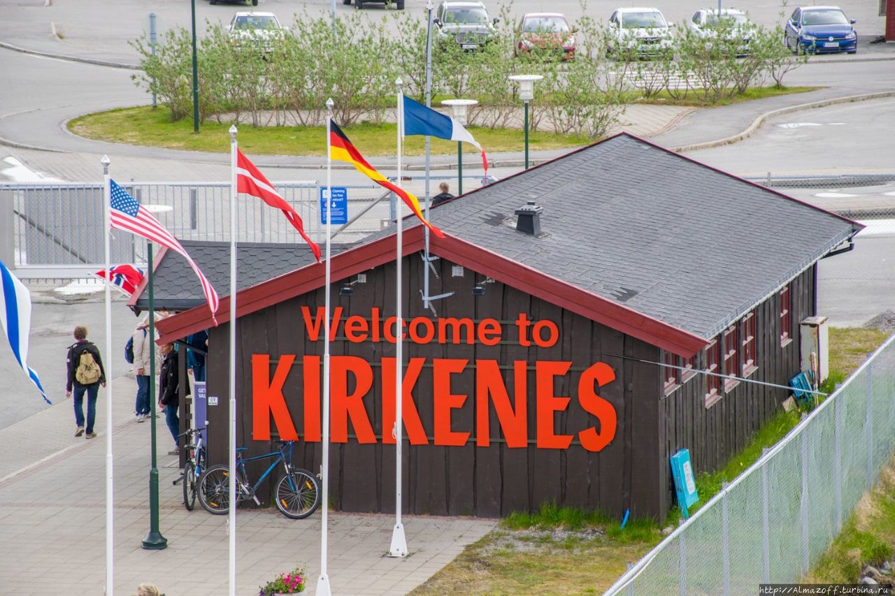 На пароме Hurtigruten по Баренцову морю вокруг Финнмарка Вадсё, Норвегия На пароме Hurtigruten по Баренцову морю вокруг Финнмарка Вадсё, Норвегия