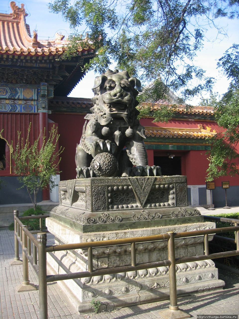 Храм Юнхэгун. Скульптура льва Пекин, Китай