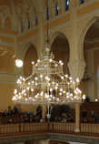 Оригинальная люстра в главном зале, покрытая сусальным серебром, изначально была газовой, впоследствии переоборудована в электрическую.