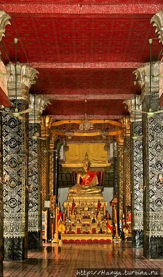 Ват Тхат Луанг. Потолок нефе и алтаря. Фото из интернета