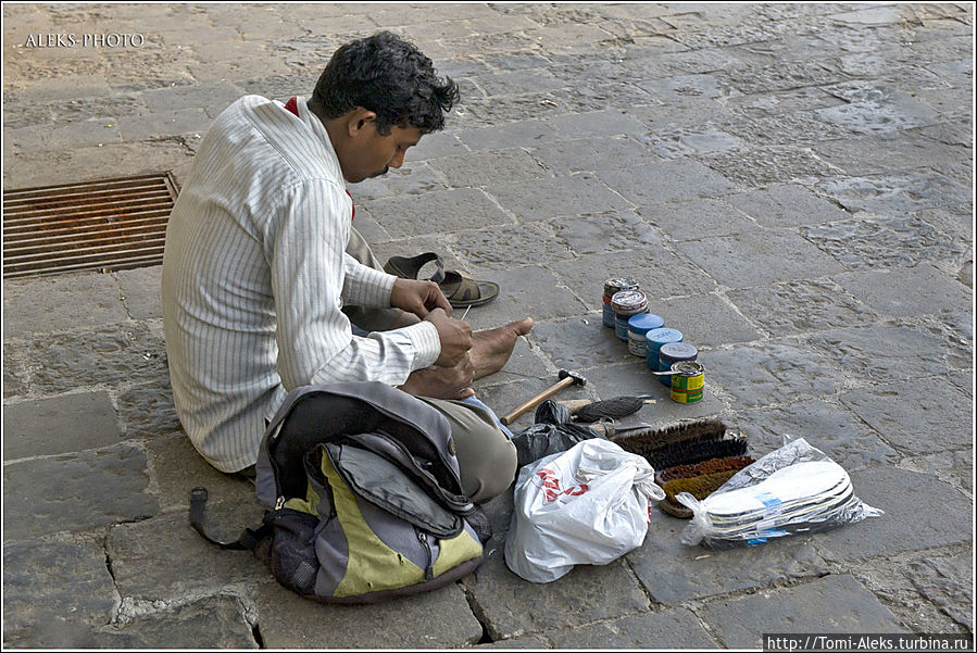 Не желаете почистить или зашить обувь? К вашим услугам чистильщик обуви — на все руки мастер. Вот только беда — здесь большинство людей ходит не в туфлях, а в сланцах, потому что днем даже зимой в Индии всегда тепло. А сланцы особо не начистишь...
* Мумбаи, Индия