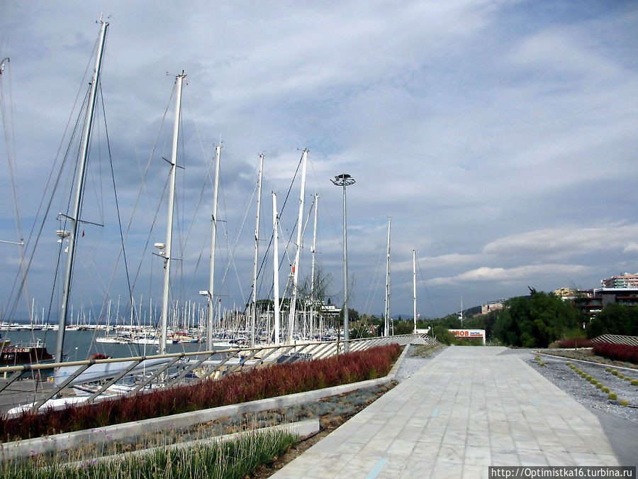 У нового причала для яхт: море, кактусы, фонтан и шоппинг Кушадасы, Турция