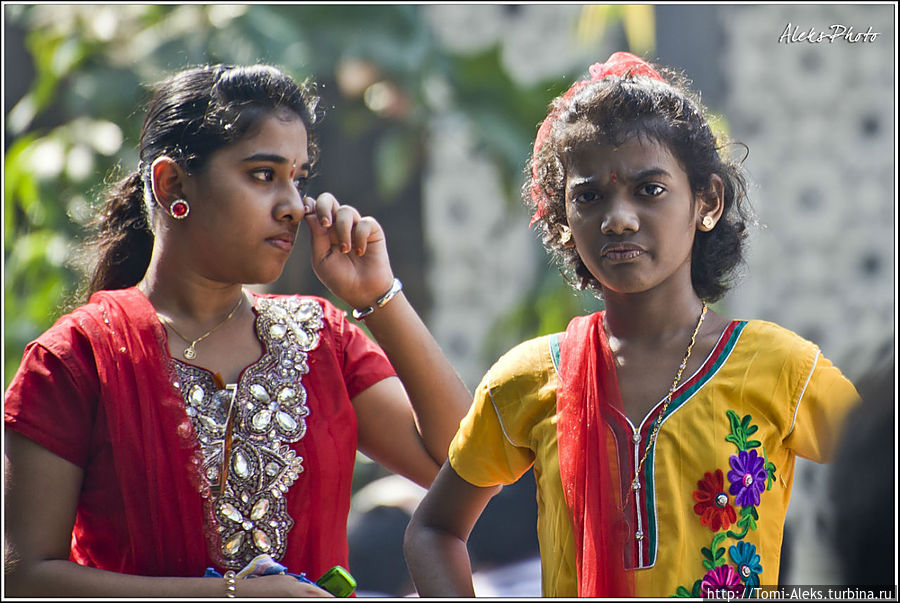 У девочек подчас очень взрослый взгляд...
* Мумбаи, Индия