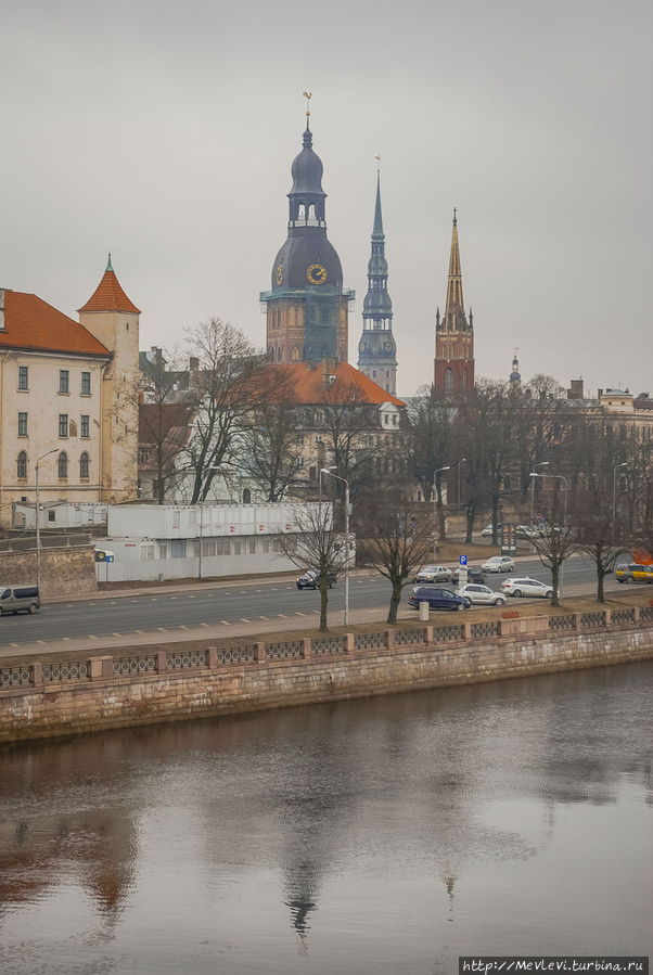На вантовом мосту над замком президента Рига, Латвия