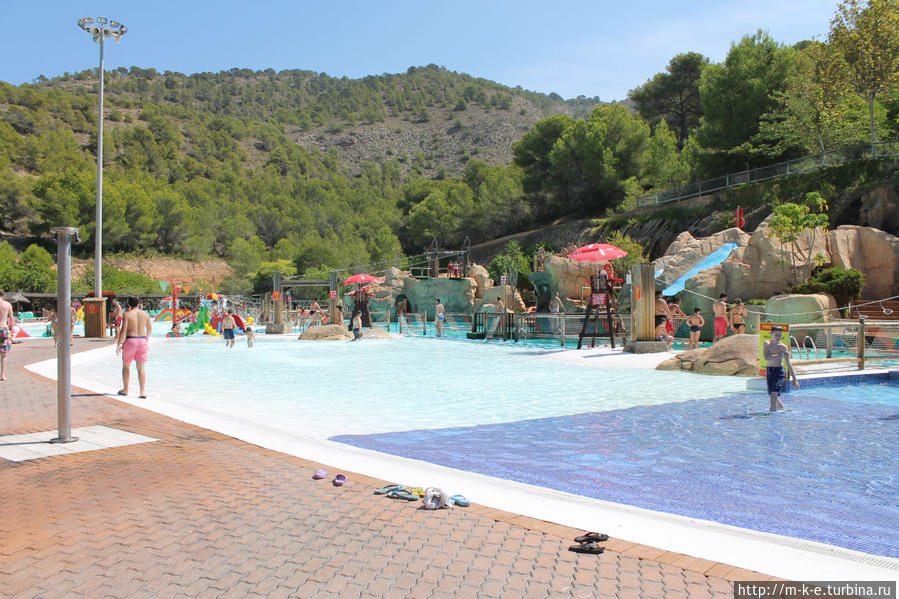 Водные развлечения в аквапарке Акваландия Бенидорм, Испания