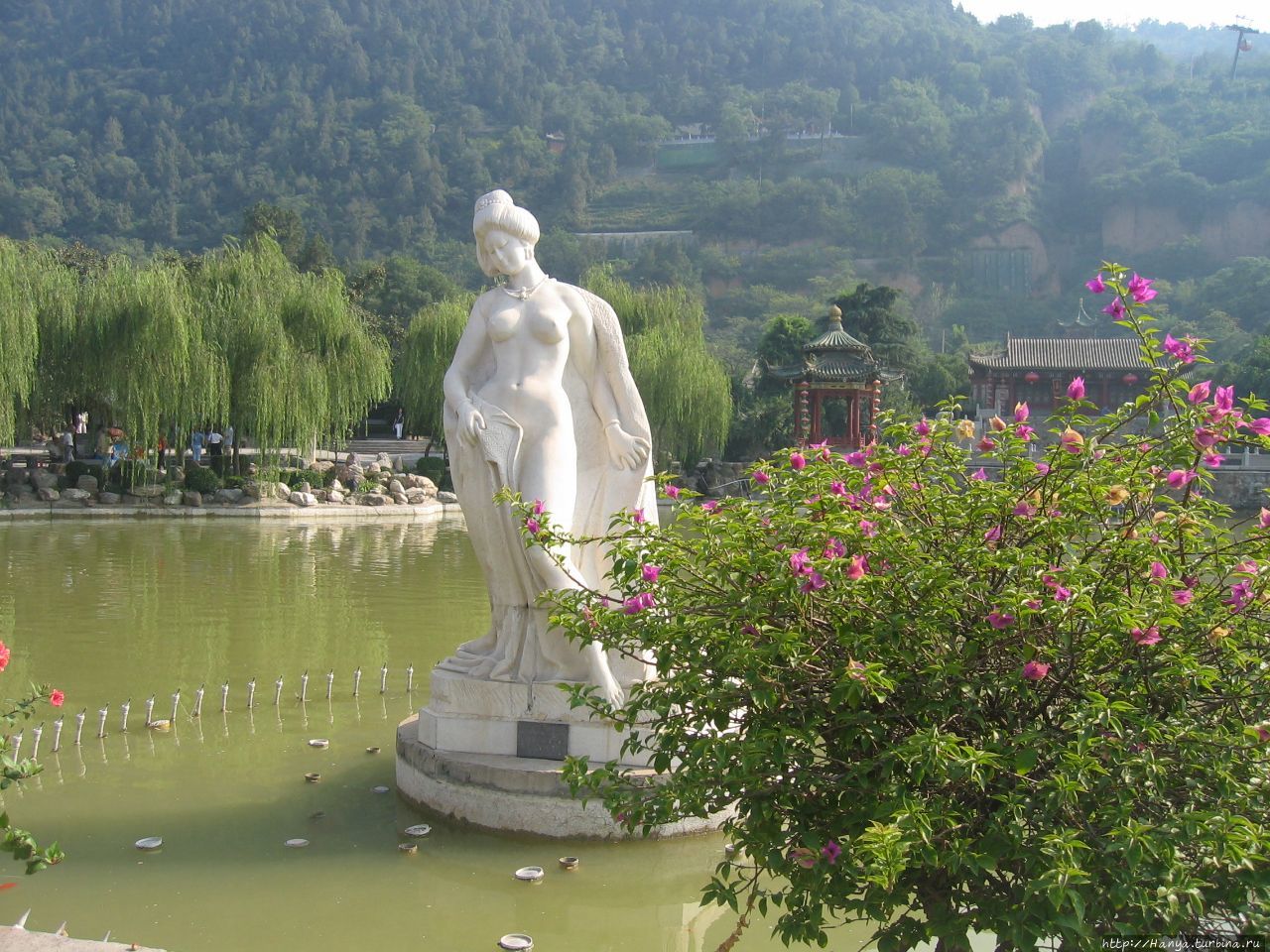 Мраморная статуя императрицы Ксин Чен Танг посредине озера Хуацинчи Сиань, Китай