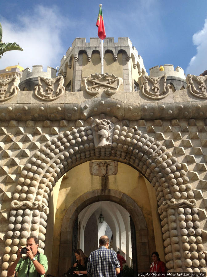 Вход во Дворец Пена.
Португальский принц Фернанду построил дворец Пена для проживания со своей супругой Марией II, королевой Португалии. Дворец начали строить в 1840 году, закончили в 1880 году. Синтра, Португалия