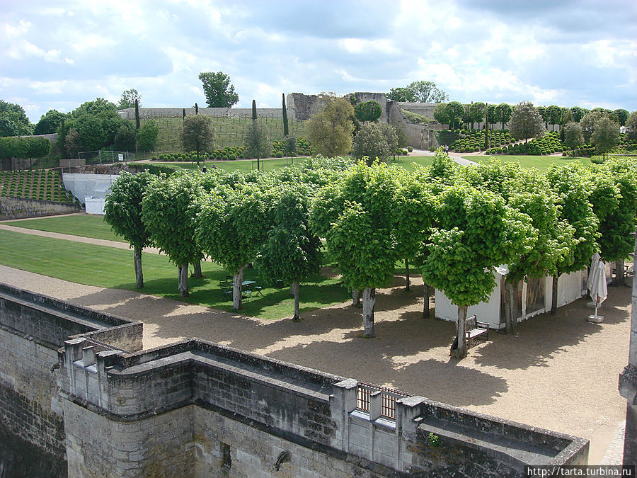 Вид с башни на садовые аллеи Амбуаз, Франция