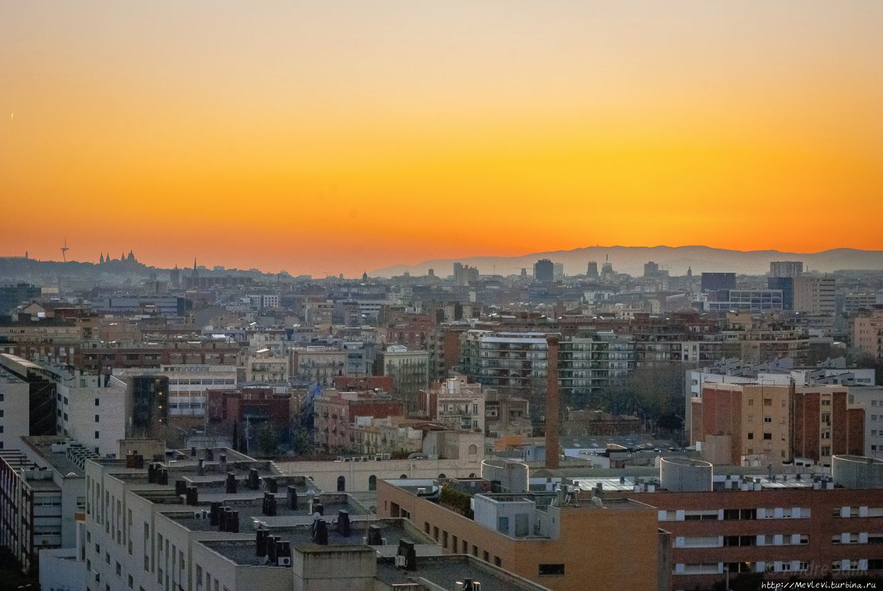 Красивый закат над Барселоной Барселона, Испания