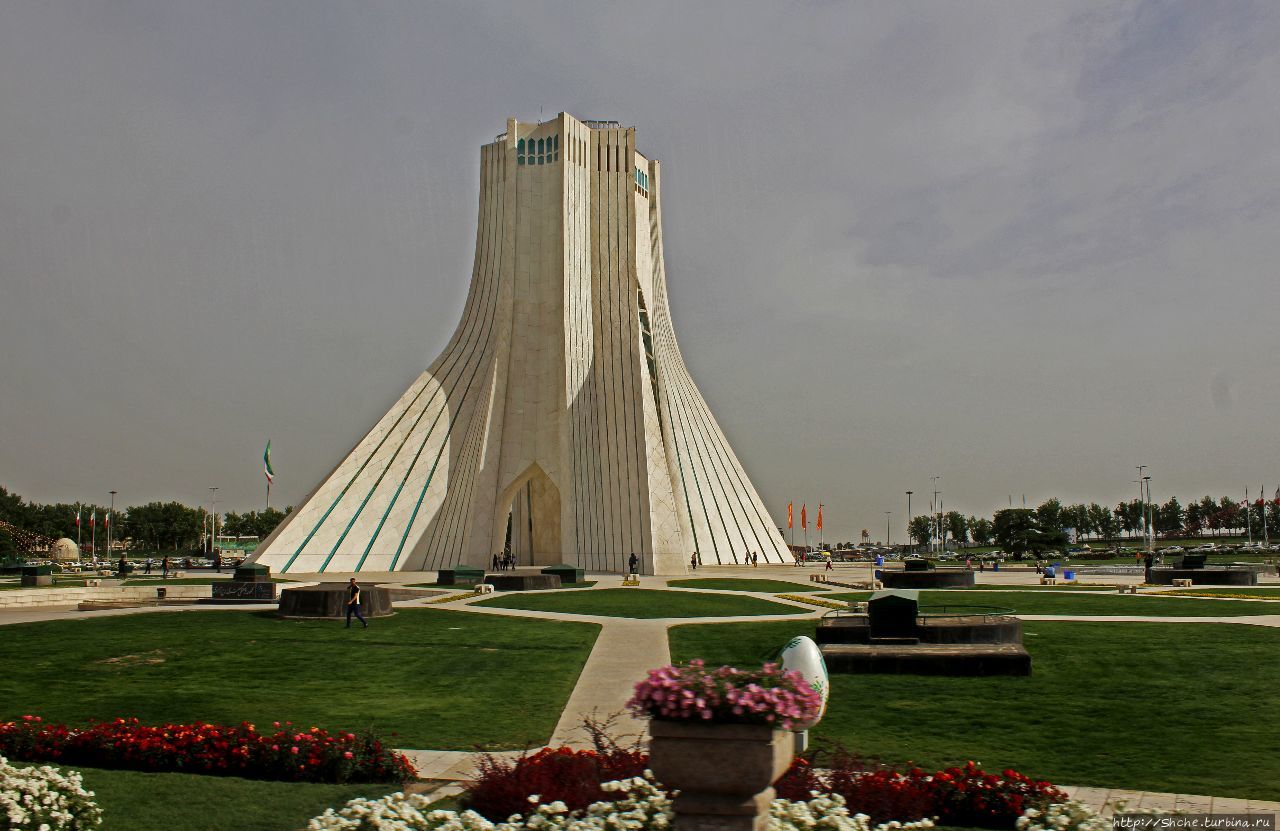 Башня Азади - главный символ современного Тегерана