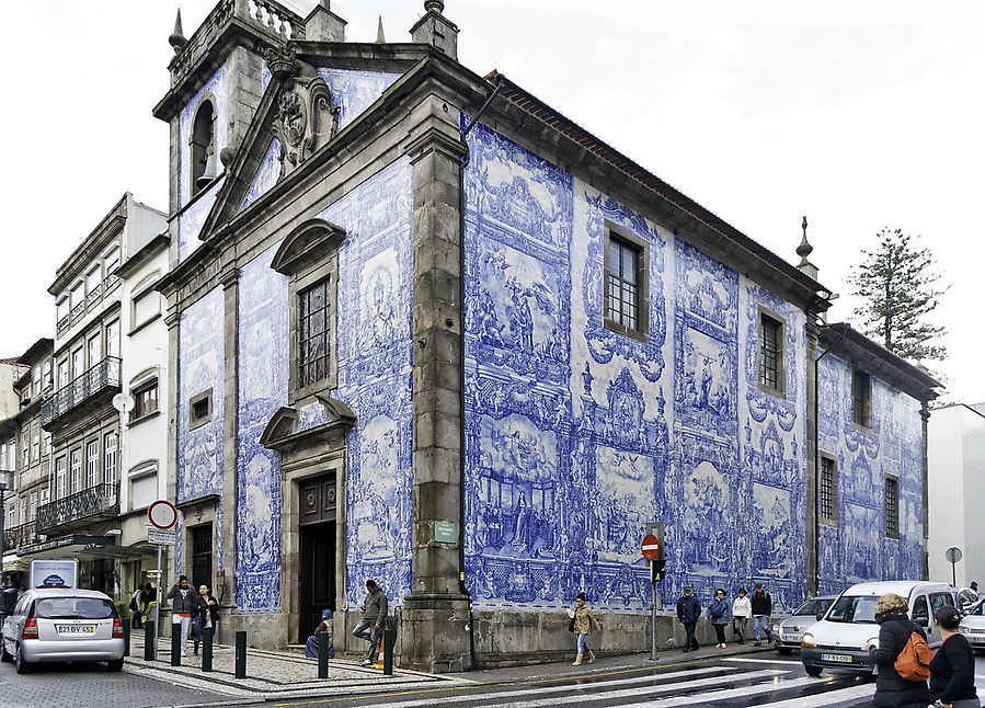 Кафель расписывают и на стенах церквей. Порту, Португалия