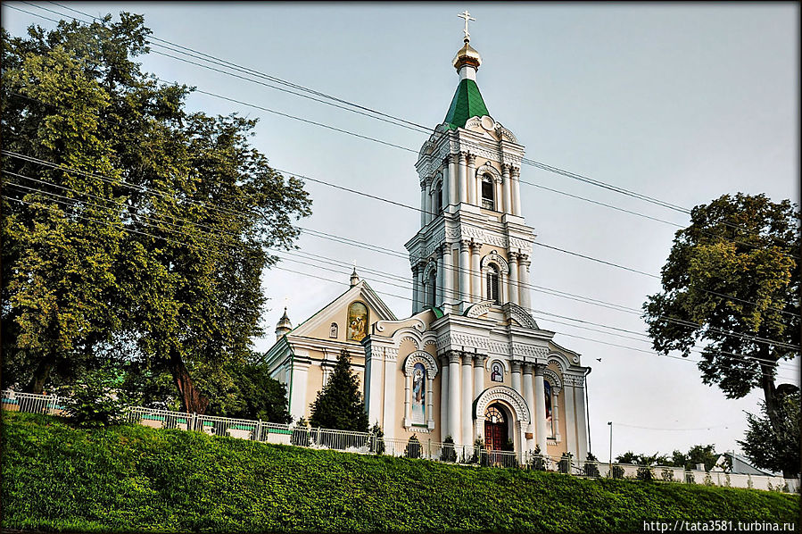 Надвратная колокольня Богоявленского монастыря в стиле позднего барокко.