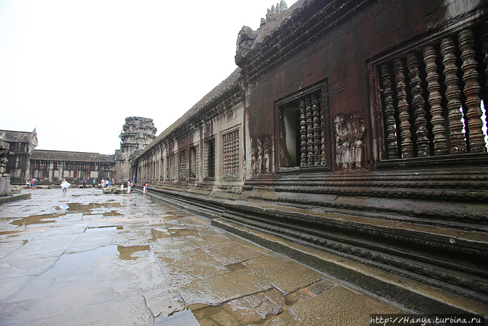 Внутренний фасад второго уровня Ангкор Вата