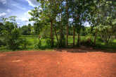 Одно из чудес Камбоджи — ярко оранжевая земля.