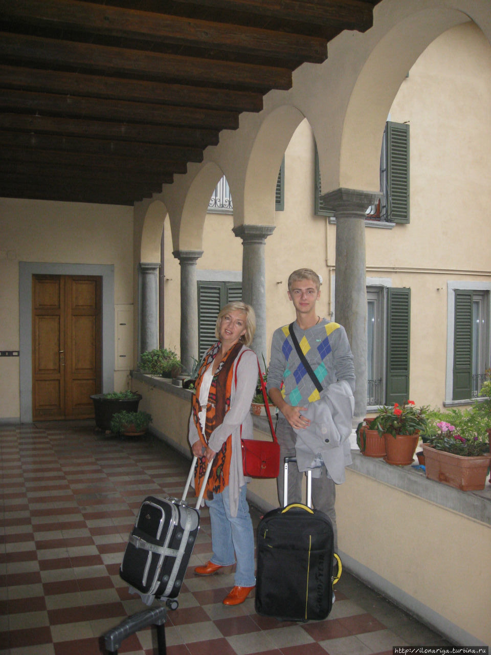 Шарфик и ботиночки оживляют хмурое утро.