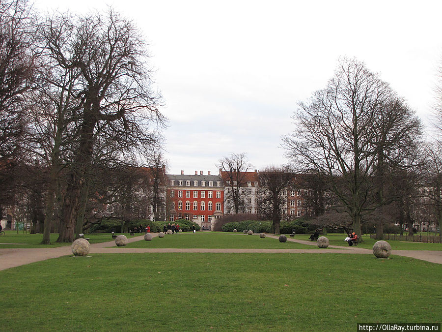 Центральную лужайку, на которую попадаешь прямо с моста, окружают 17 мраморных шаров. Они были перевезены из недостроенной церкви — Ротонды  Святой Анны.