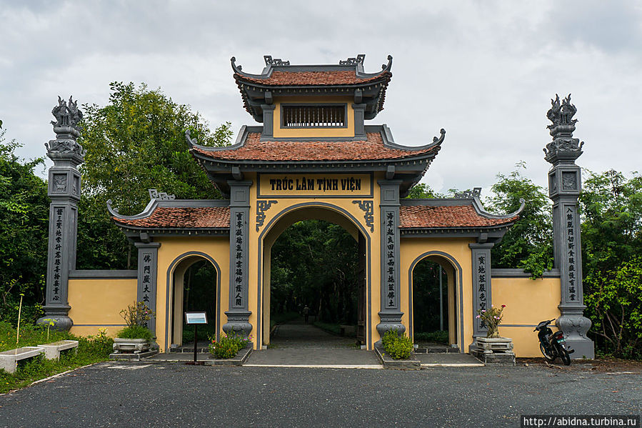 Вход в монастырь с дороги Нячанг, Вьетнам