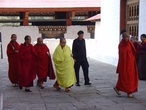 Je Khenpo в 2010 году, в Пунакха Дзонг, в шафрановом кабни. Из интернета